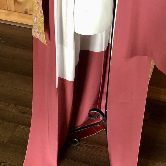 Vintage Japanese Kimono~ Chirimen Silk~ Floral Pattern ~Bust 44 / Length 60 in - Picture 5 of 6